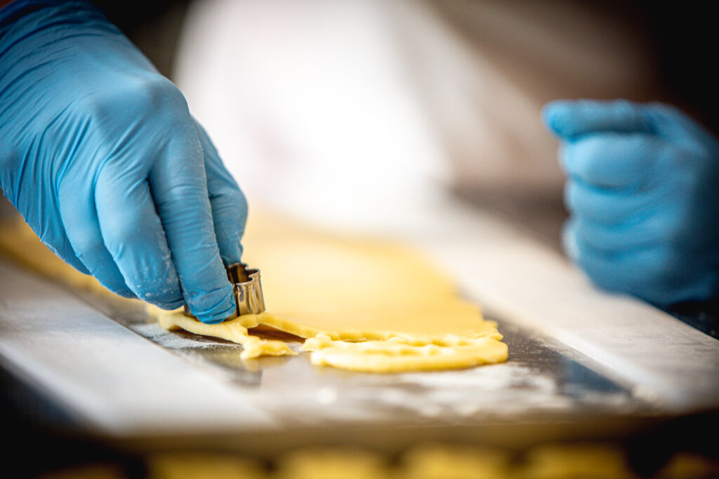 wyrabianie ciastek, wytwarzanie ciastek Zakład Aktywności Zawodowej Manufaktura Pietraszki