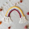 Multikolorowa tęcza z makramy - dekoracja ścienna