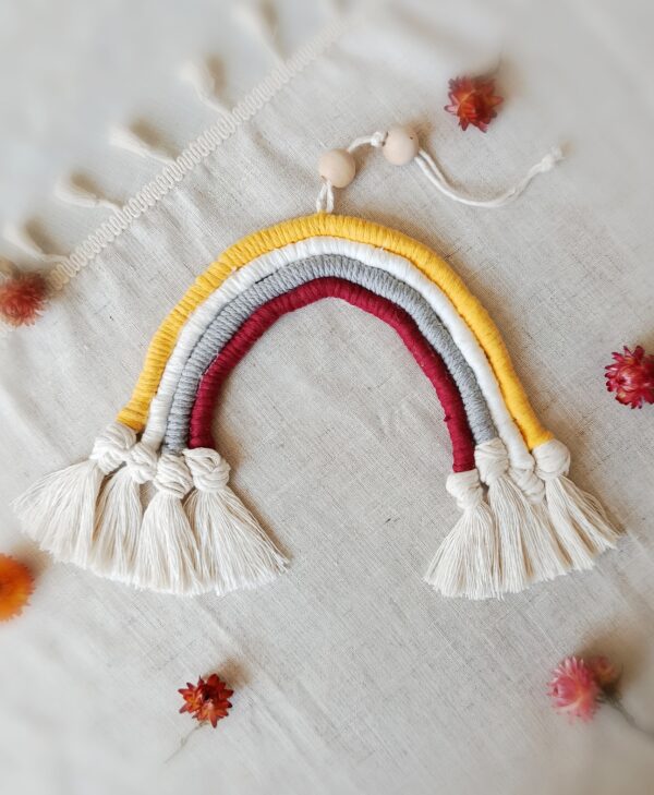 Multikolorowa tęcza z makramy - dekoracja ścienna