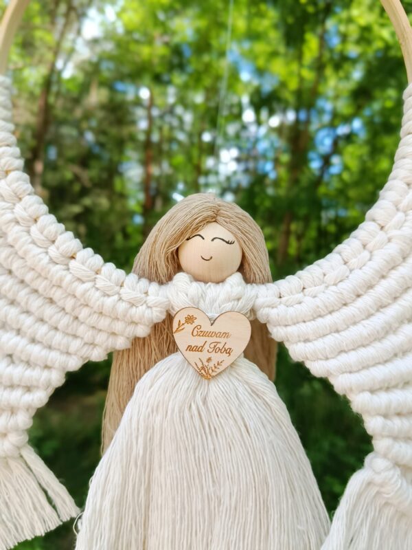 Ręcznie robiony Anioł Stróż z makramy - efektowna dekoracja