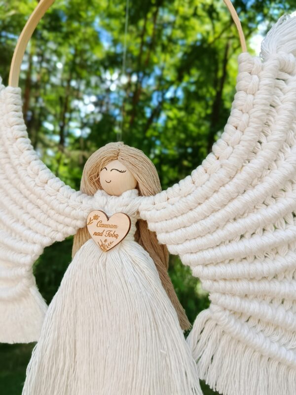 Ręcznie robiony Anioł Stróż z makramy - efektowna dekoracja