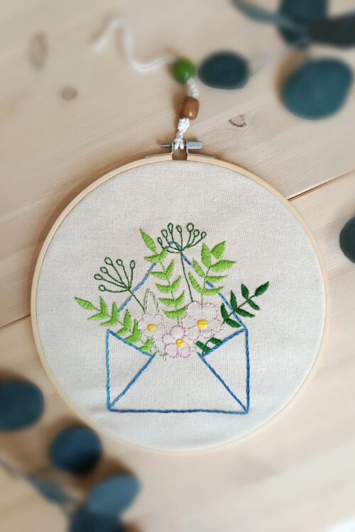 IMG_20250723_173909 Drewniany tamborek z ręcznym haftem - Kwiecista wiadomość