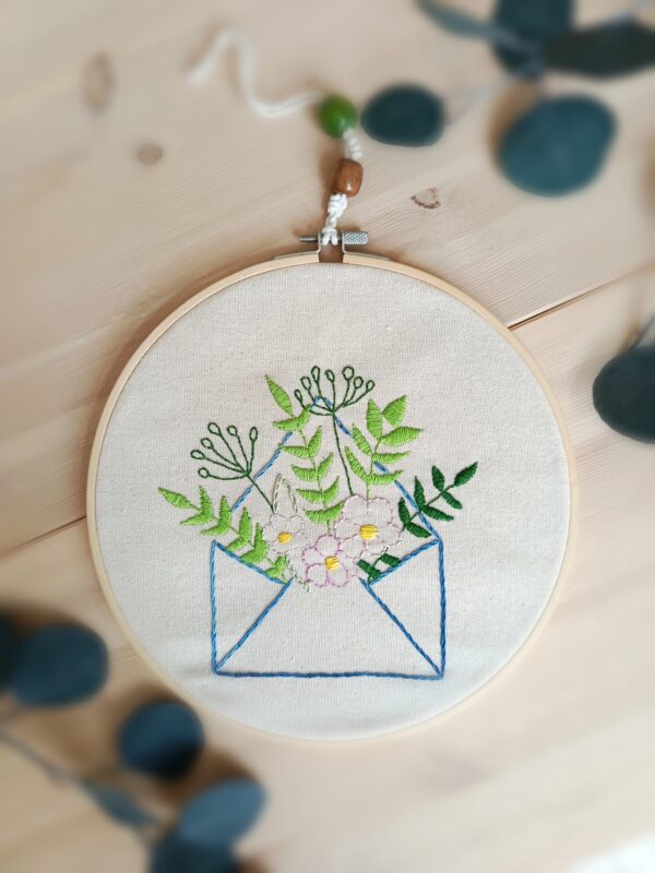 Drewniany tamborek z ręcznym haftem - Kwiecista wiadomość