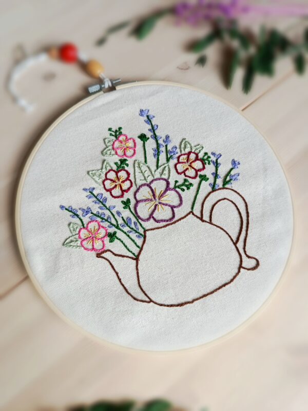 Drewniany tamborek z ręcznym haftem - Kwiecisty dzbanuszek