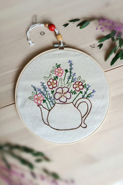 IMG_20250723_174032 Drewniany tamborek z ręcznym haftem - Kwiecisty dzbanuszek