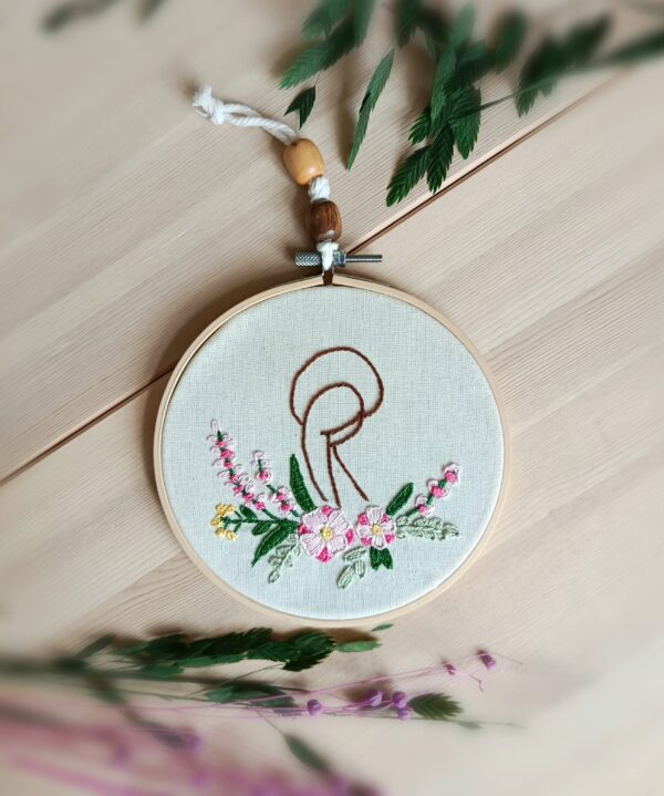 Drewniany tamborek z ręcznym haftem - Maryja