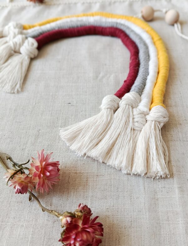 Multikolorowa tęcza z makramy - dekoracja ścienna