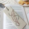 Haftowana zakładka do książki - Piórko II