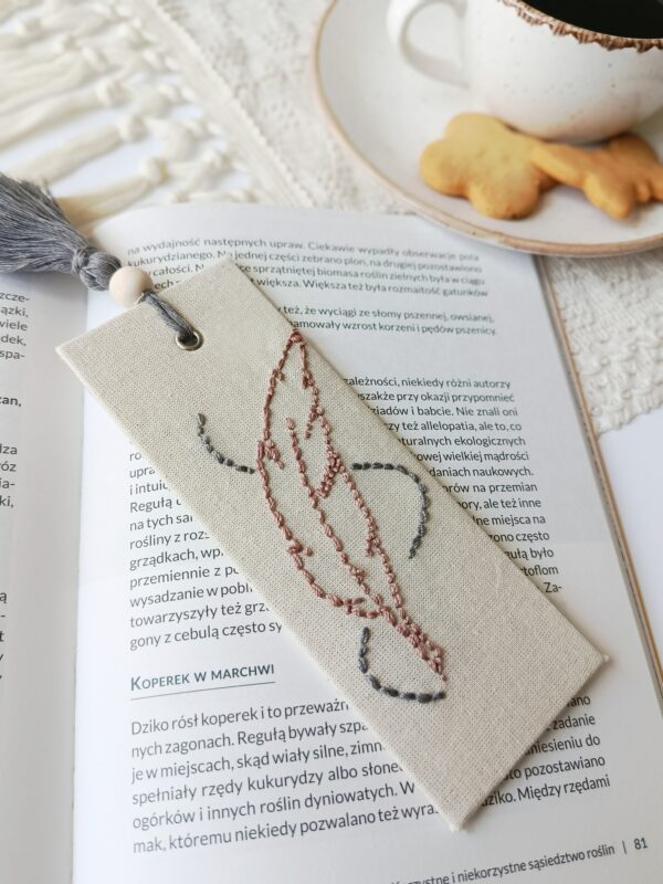 Haftowana zakładka do książki - Piórko II