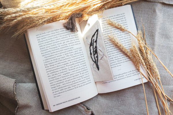 Haftowana zakładka do książki - Piórko I