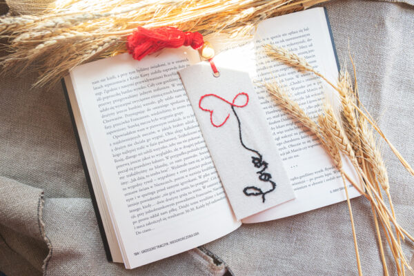 Haftowana zakładka do książki - Love