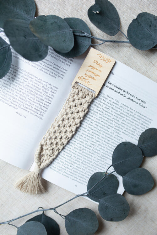 Zakładka do książki z makramy "Podróż zaczyna się z..."
